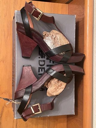 TOMMY HILFIGER - Sandalias tacón marrón/negro 38