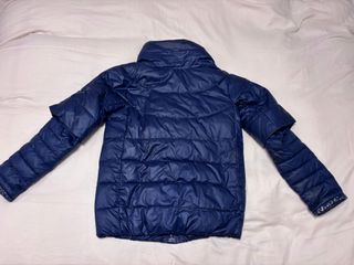 Abrigo azul acolchado mujer