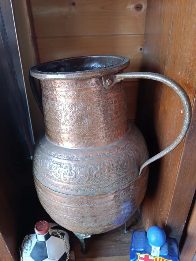 Jarrón de bronce con grabados