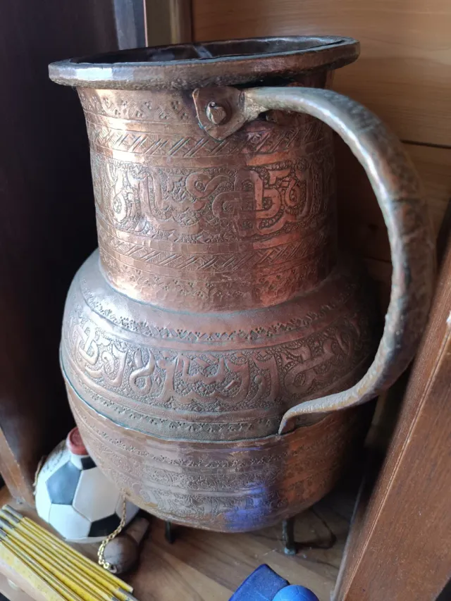 Jarrón de bronce con grabados