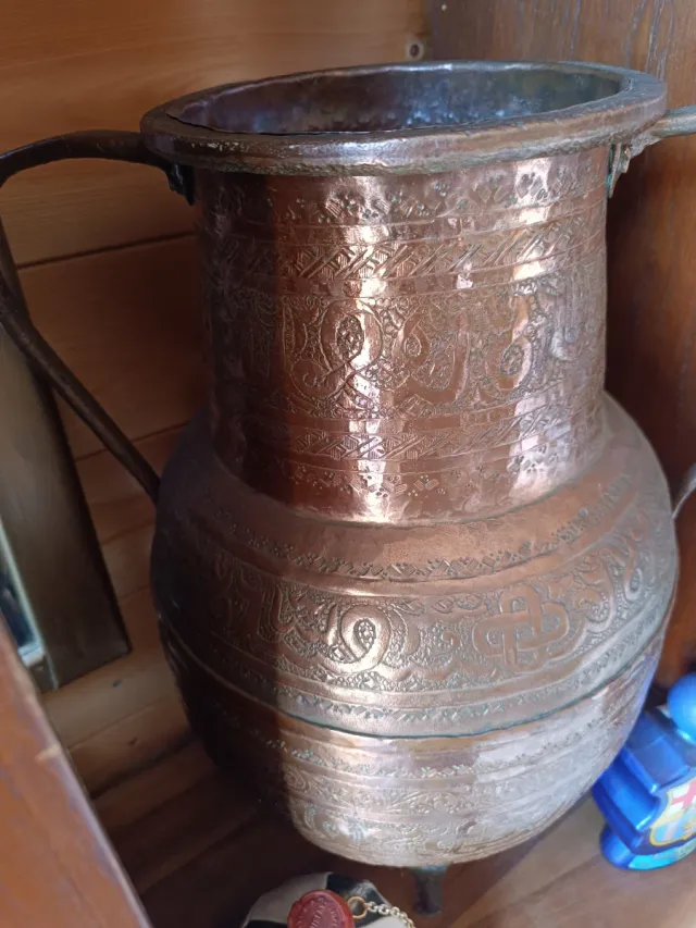 Jarrón de bronce con grabados