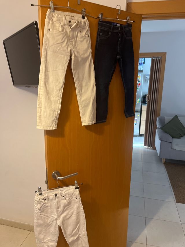 Pantalones vaqueros niño beige y azul