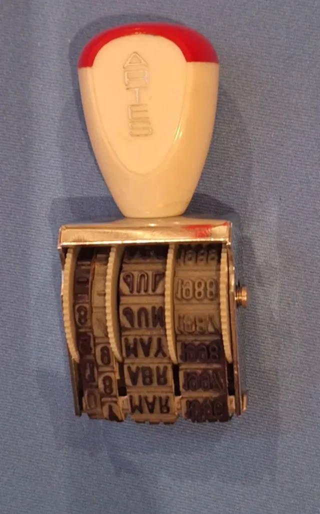 Sello fechador con números y letras