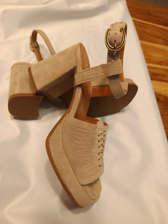 Sandalias de piel beige talla 37