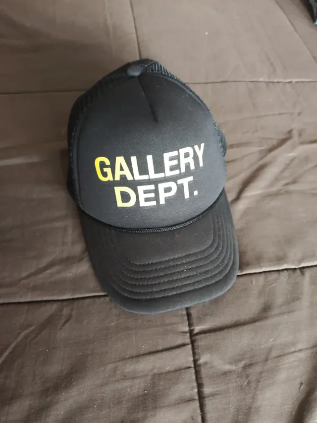 Gorra Gallery Dept. Negra y Amarilla