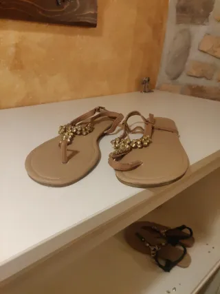 Sandali beige con decorazioni oro