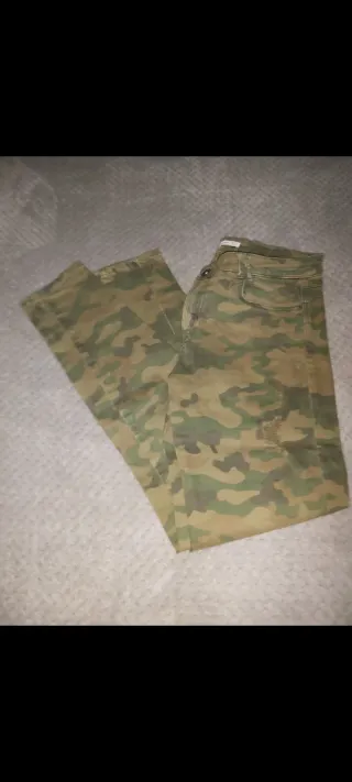 Pantalón Zara Camuflaje Talla 40