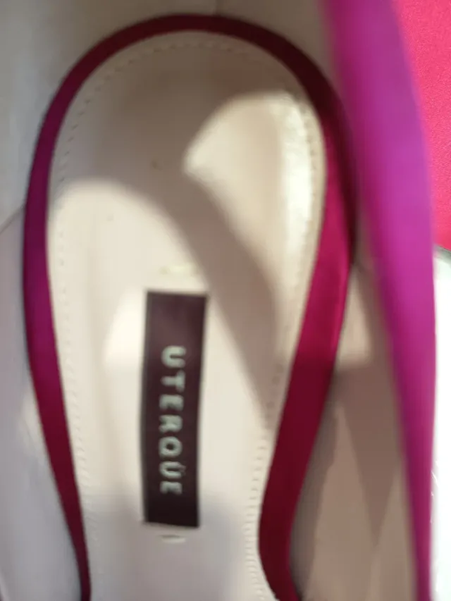 Zapatos de fiesta Uterqüe fucsia con pedrería
