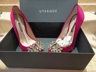 Zapatos de fiesta Uterqüe fucsia con pedrería