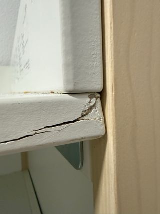 Cambiador IKEA blanco y madera modelo alskvard