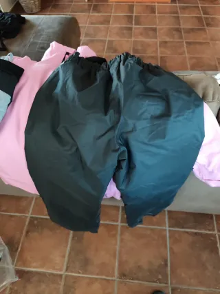 Chaqueta, pantalón y guantes de nieve