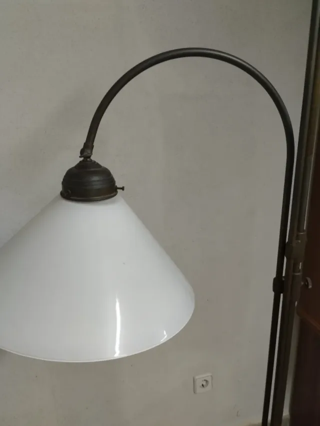 Lámpara de pie latón y tulipa cristal