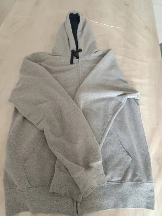 Felpa con cappuccio grigia