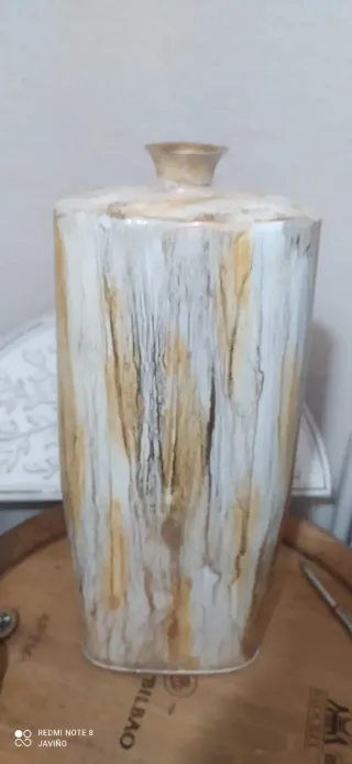 Jarrón Decorativo Dorado y Blanco