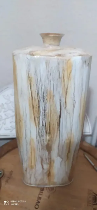 Jarrón Decorativo Dorado y Blanco