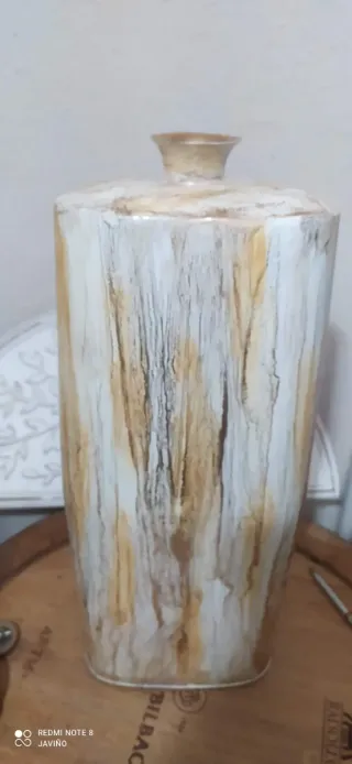 Jarrón Decorativo Dorado y Blanco