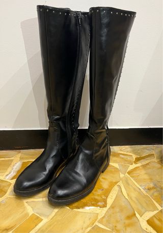 Stivali alti neri con borchie