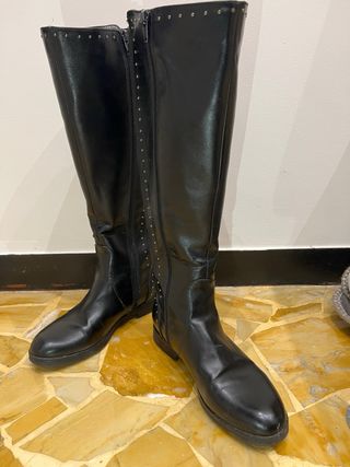 Stivali alti neri con borchie