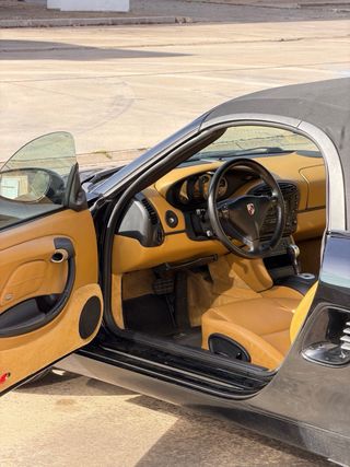Porsche Boxster 2.7 220cv negro e interior camel