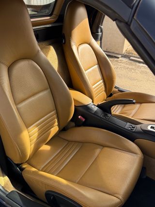 Porsche Boxster 2.7 220cv negro e interior camel