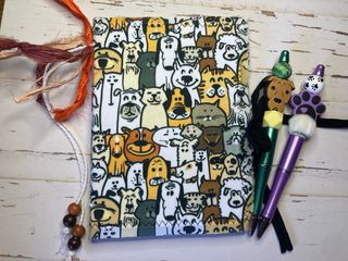 Libreta perros y gatos y 2 bolis decorados