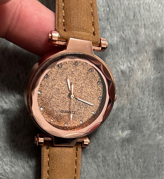 Reloj de pulsera dorado y marrón
