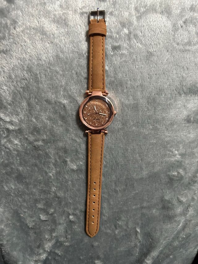 Reloj de pulsera dorado y marrón