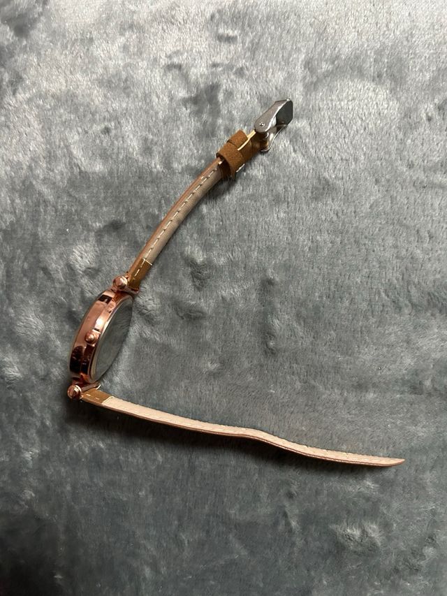 Reloj de pulsera dorado y marrón