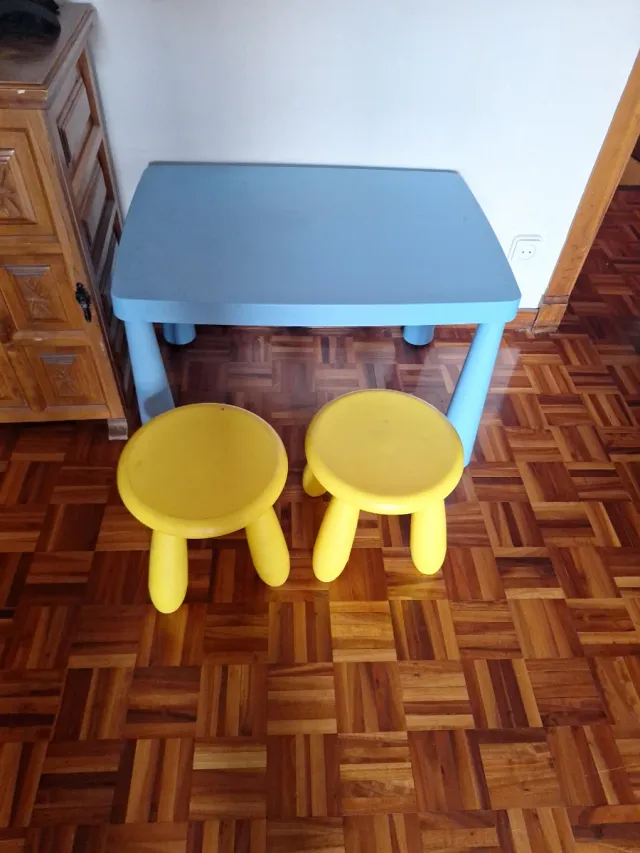 Mesa y 2 taburetes infantiles IKEA