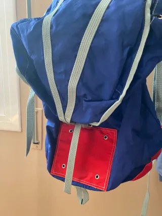 Mochila azul y roja