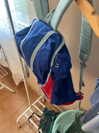 Mochila azul y roja