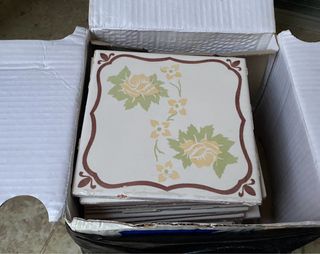 Caja de azulejos antiguos para cocina