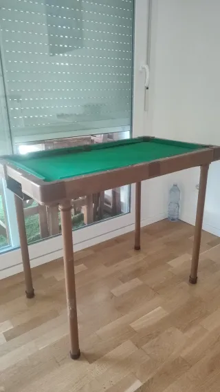 Mesa de billar verde.