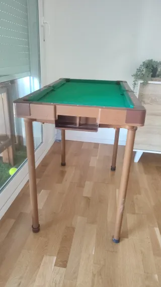 Mesa de billar verde.