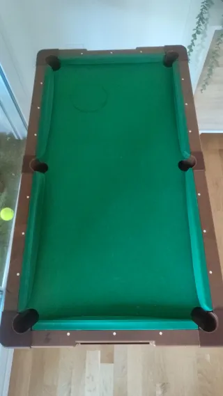 Mesa de billar verde.