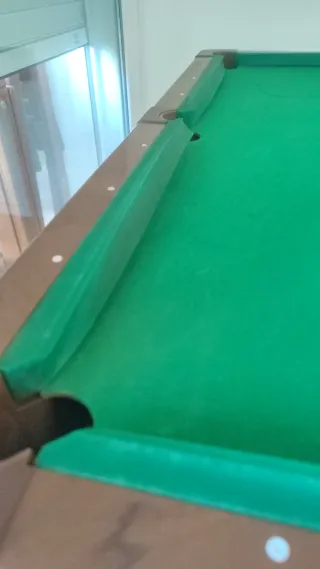 Mesa de billar verde.