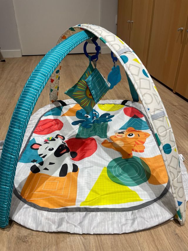 Gimnasio para bebé con arco y juguetes