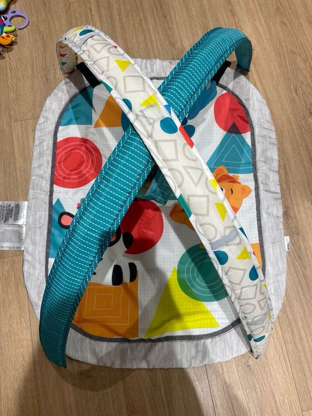 Gimnasio para bebé con arco y juguetes