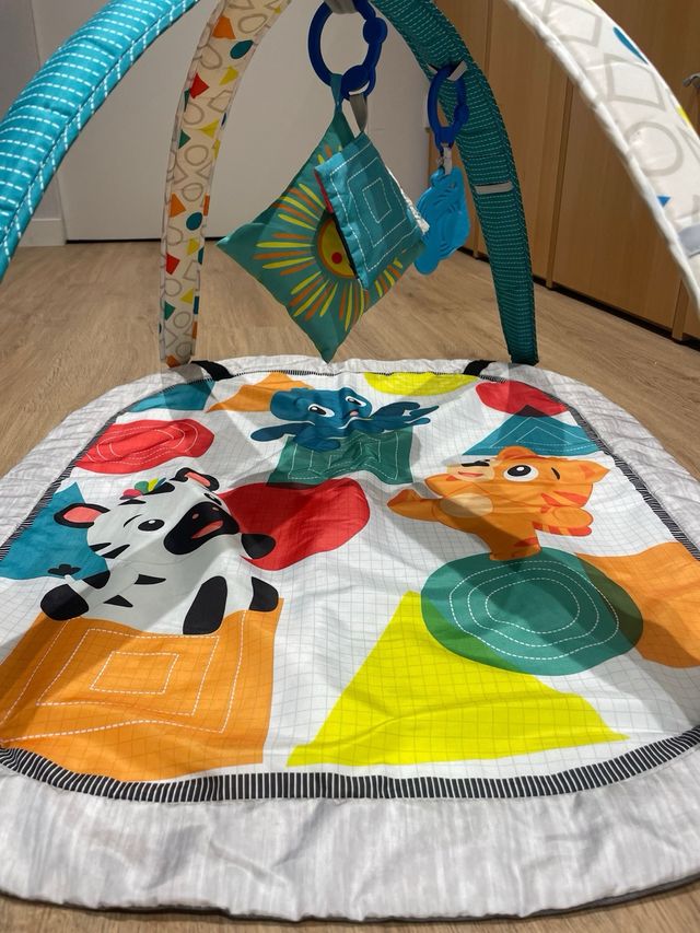 Gimnasio para bebé con arco y juguetes