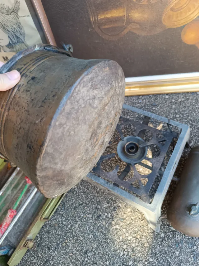 Antiguo fogón con caldero