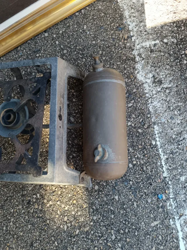 Antiguo fogón con caldero