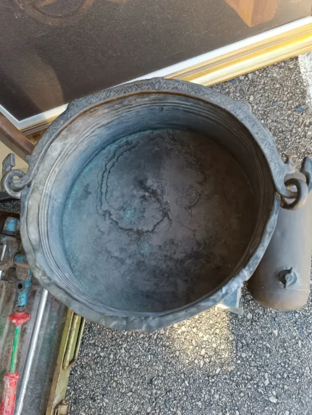 Antiguo fogón con caldero