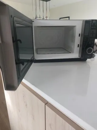 Microondas Whirlpool Negro y Blanco. Gran capacida