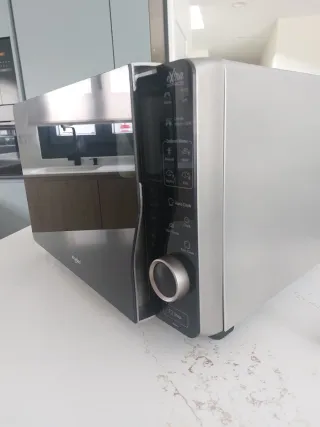 Microondas Whirlpool Negro y Blanco. Gran capacida