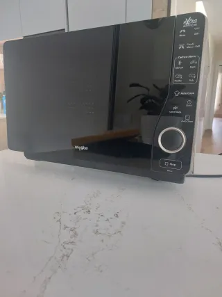 Microondas Whirlpool Negro y Blanco. Gran capacida