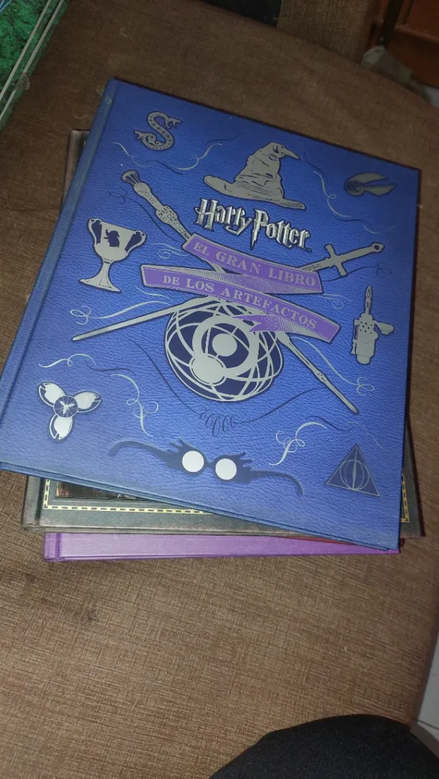 EL GRAN LIBRO DE LOS ARTEFACTOS DE HARRY POTTER...