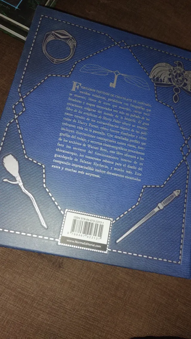 EL GRAN LIBRO DE LOS ARTEFACTOS DE HARRY POTTER...