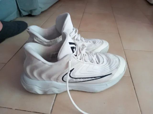 REGALO Zapatillas Baloncesto Nike Blancas