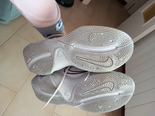 REGALO Zapatillas Baloncesto Nike Blancas