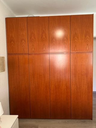 Armario de madera marrón